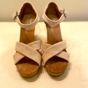 Tom tan wedges never worn, in excellent condition.